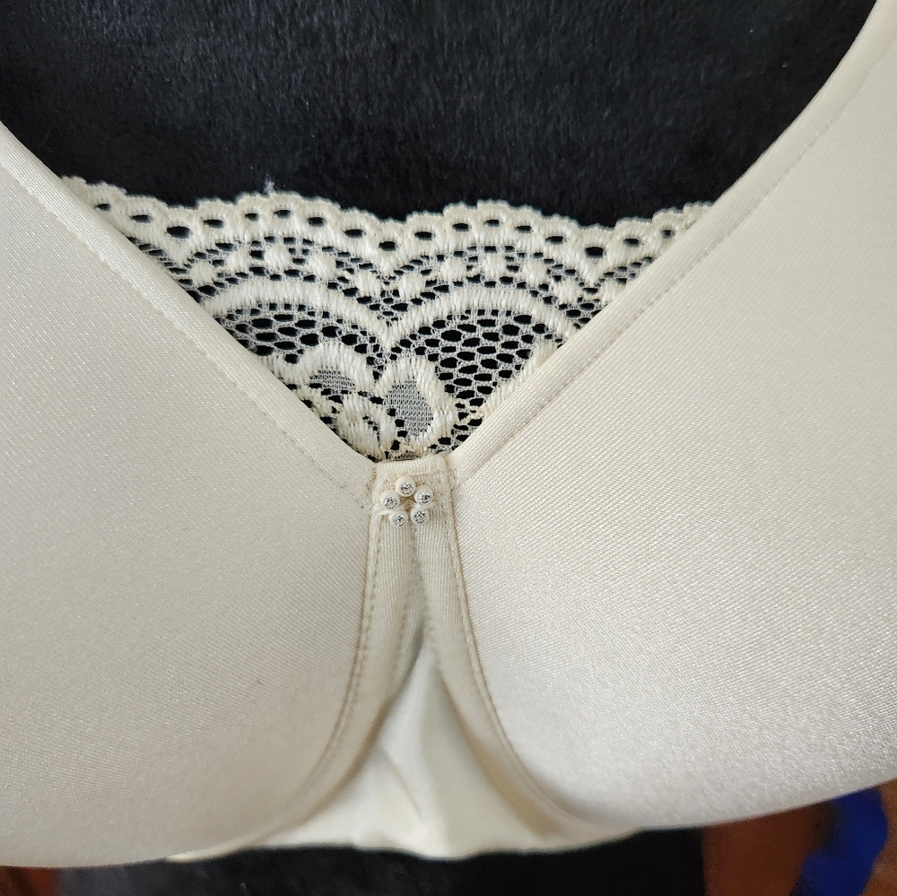 Jodee Bras - Picture 7 of 9